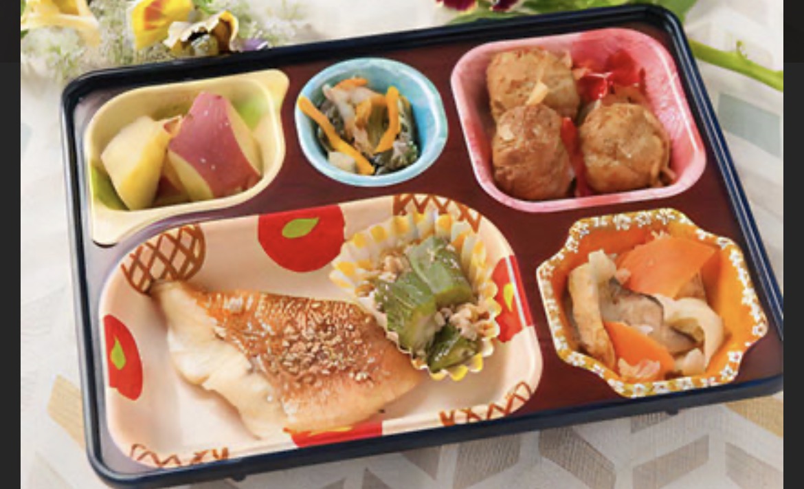 お魚を主菜に、煮物や野菜の副菜を添えたお弁当