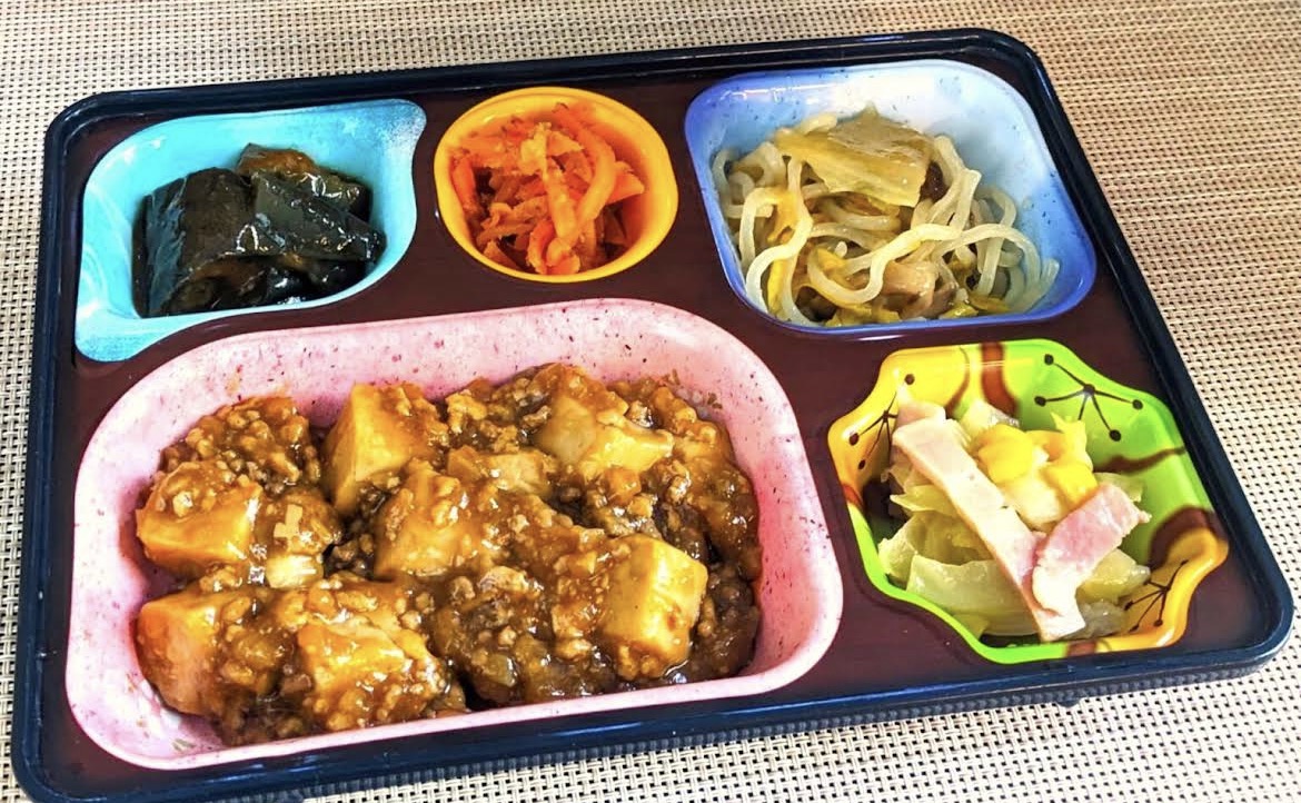 麻婆豆腐と、野菜を使った彩り豊かな副菜のお弁当