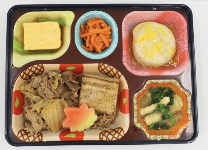 お肉と豆腐を主菜に、卵焼きや野菜の副菜を組み合わせたお弁当