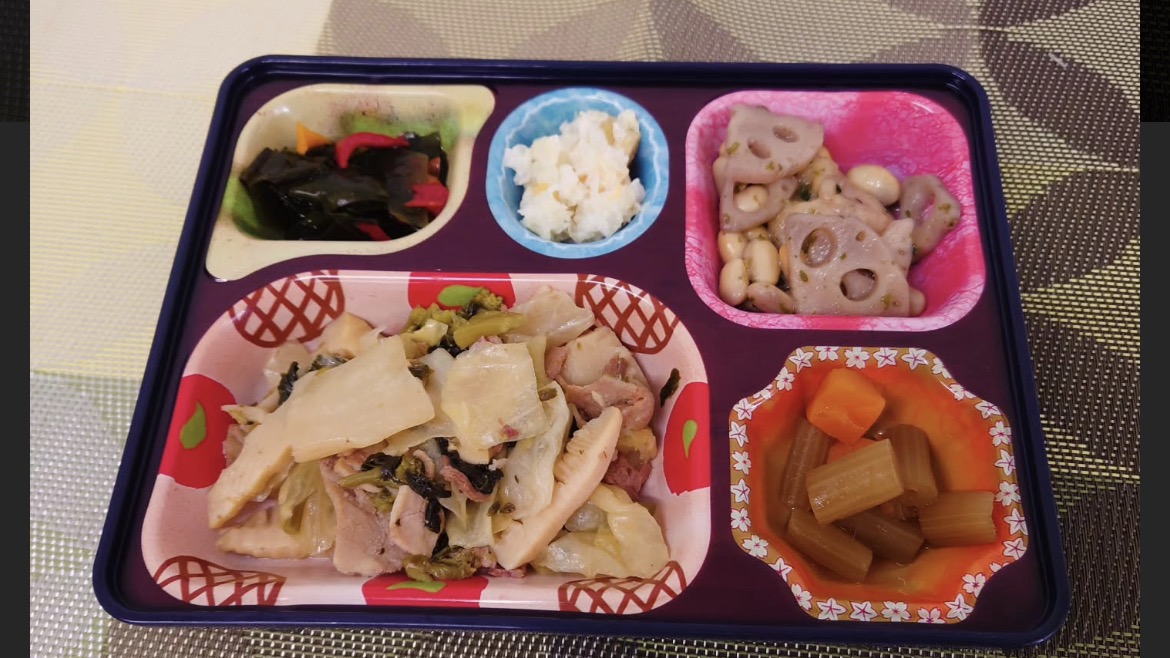 お肉と白菜を使った主菜に、れんこんや煮物などを添えたお弁当
